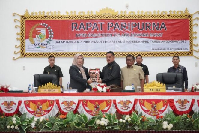 
 Dra.Bayana.M.Si Sampaikan Raperda TK I APBD Tahun 2025
