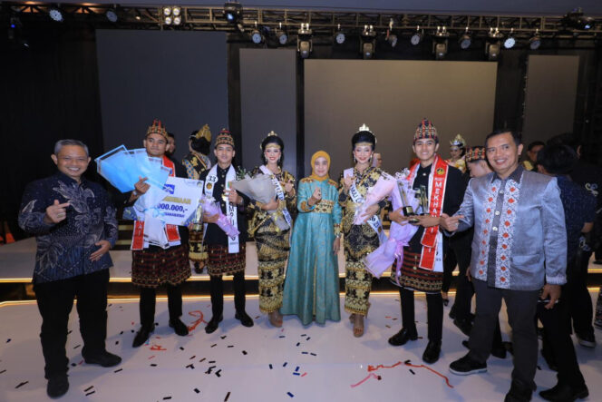 
 Ibu Pj. Ketua Tim Penggerak PKK Kabupaten Tulang Bawang, Herlinawari Qudrotul, SH menghadiri acara Grand Final Pemilihan Muli Mekhanai Provinsi Lampung 2023, yang dilaksanakn di Hotel Radisson, Bandar Lampung, Kamis malam (21/9/2023)