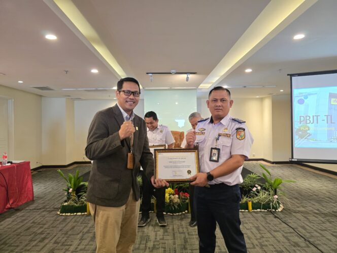 
 Bayar Rekening Listrik Tepat Waktu, Pemkab Tubaba Dapat Penghargaan dari PT PLN UID Lampung