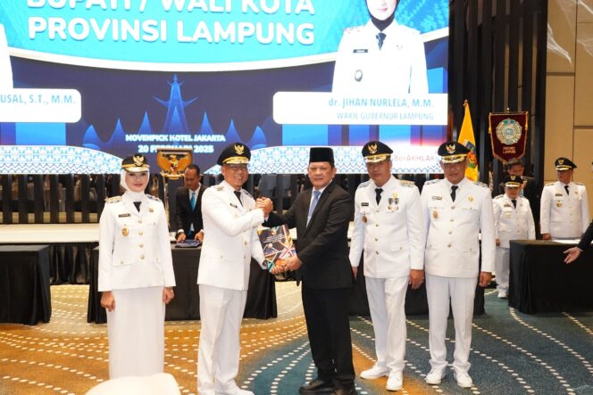
 Disaksikan Gubernur Lampung, Bupati dan Wakil Bupati Tubaba Lakukan Serah Terima Jabatan