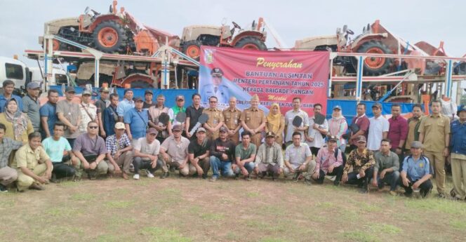 
 Dukung Swasembada Pangan, Pemerintah Kabupaten Tulang Bawang Serahkan Alsintan Bantuan Kementan Kepada Brigade Pangan