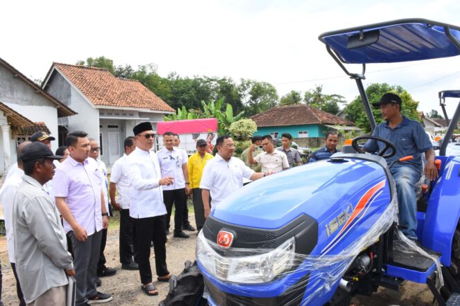 
 Dampingi Anggota DPR RI serahkan Alsintan, Bupati Novriwan Berharap Bisa Dimanfaatkan Untuk Tingkatkan Hasil Pertanian