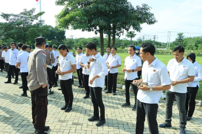 
 Gelar Gaktiblin, Sipropam Polres Tulang Bawang Barat Cek Sikap Tampang dan Kelengkapan Data Diri Personil