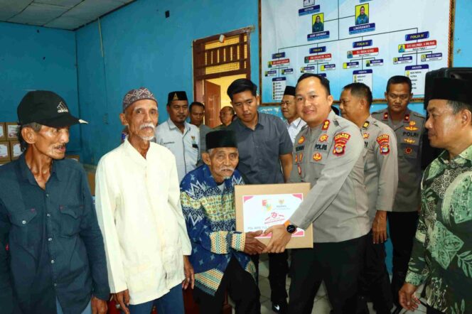 
 Sambut Hari Bhayangkara Ke 79, Kapolres Tubaba Bersama Ibu Ketua Bhayangkari Cabang Berikan Bansos Ke Masyarakat