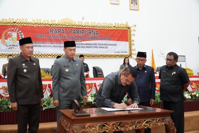 
 DPRD Tubaba Gelar Rapat Paripurna Dalam Rangka Pembicaraan Tingkat II Raperda Pertanggungjawaban APBD 2024