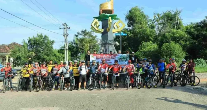 
 Gowes Bareng Kapolres Tulang Bawang Barat, Puluhan Personel dan Masyarakat Kayuh 25 KM Sambut Hari Bhayangkara Ke 79