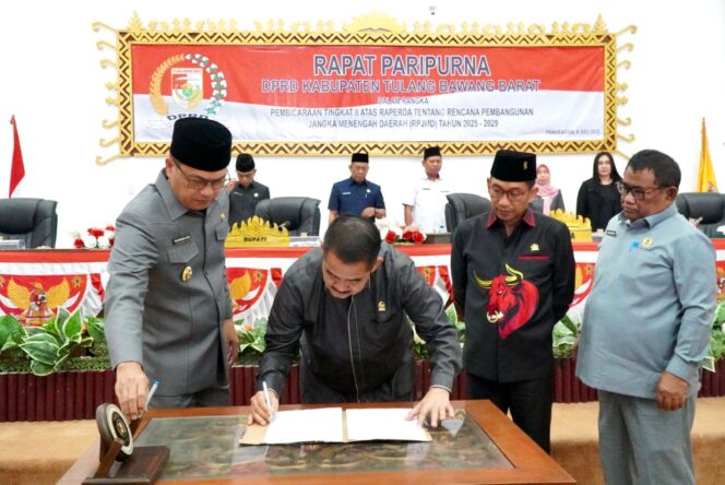 
 DPRD Tubaba Gelar Rapat Paripurna Persetujuan RPJMD Bupati Tubaba sebut Sebagai Acuan Dalam Mewujudkan Pembagunan Yang Merata