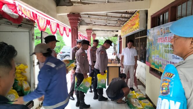 
 Polsek Tulang Bawang Tengah Gelar Gerakan Pangan Murah, Sediakan 2 Ton Beras untuk Warga
