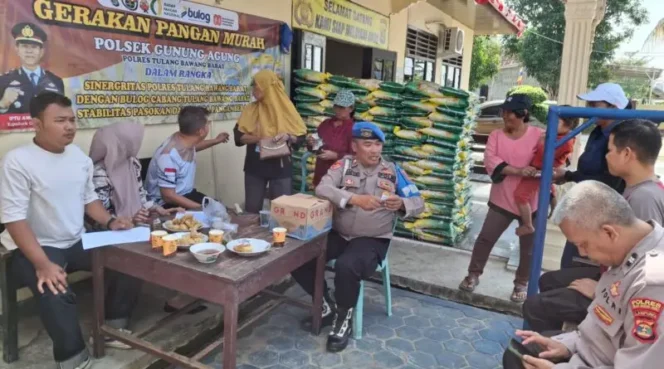 
 Polsek Gunung Agung Gelar Gerakan Pangan Murah di Mapolsek, Sediakan 2 Ton Beras untuk Warga