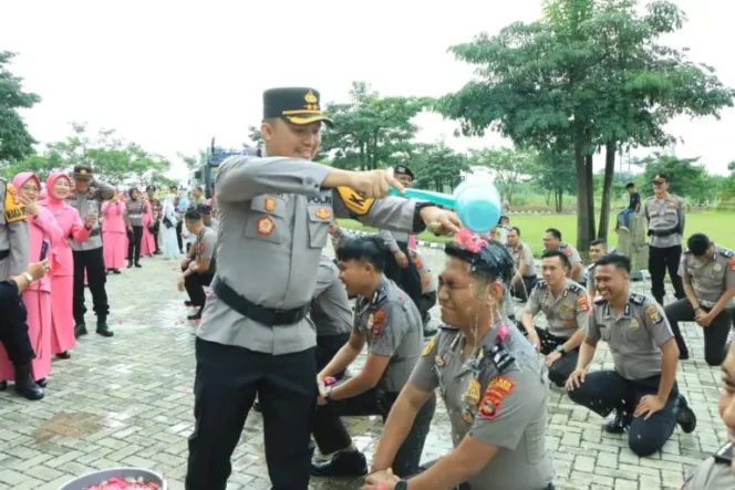 
 Polres Tulang Bawang Barat Gelar Upacara Korp Raport Kenaikan Pangkat 6 Perwira dan 35 Bintara