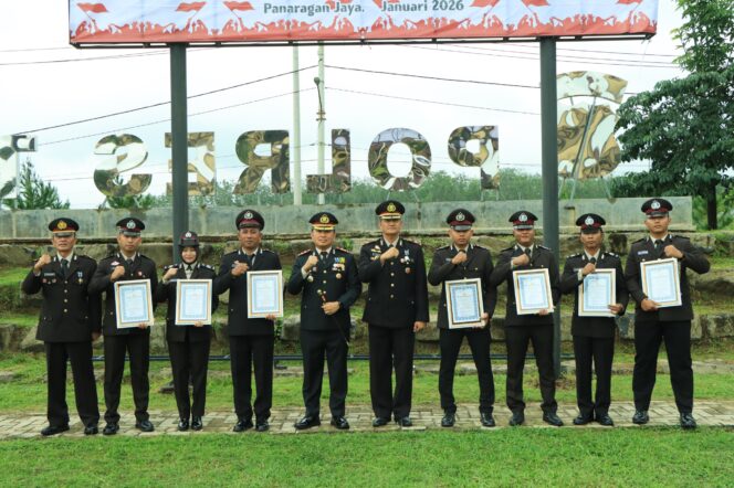 
 Polres Tulang Bawang Barat Gelar Upacara Hari Kesadaran Nasional 2026, Pemberian Penghargaan dan Penyematan