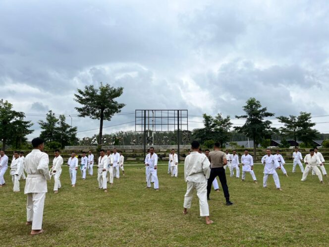 
 Polres Tulang Bawang Barat Gelar Latihan Bela diri Polri untuk Usulan Kenaikan Pangkat Periode 1 Juli 2026