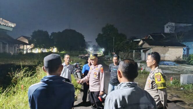 
 Kapolsek Tulang Bawang Tengah Pimpin Patroli dan Pengawasan Siskamling, Wujudkan Keamanan Kondusif di Tiyuh