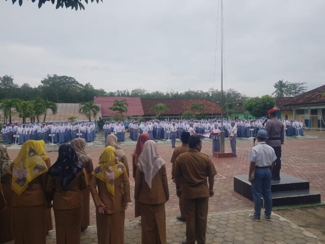 
 Police Go to School, Kasat Reskrim Polres Tulang Bawang Barat jadi Inspektur Upacara di SMAN 1 Tulang Bawang Tengah