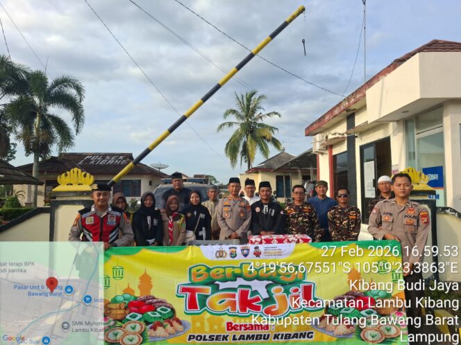 
 Semarak Ramadhan 1447 H, Polsek Lambu Kibang Bagikan Takjil di depan Mako Kepada Masyarakat Pengguna Jalan yang melintas