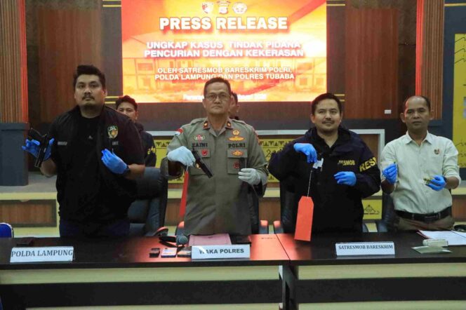 
 Polres Tulang Bawang Barat Gelar Press Release Paparkan Keberhasilan Pengungkapan Kasus Tindak Pidana Pencurian dengan Kekerasan Uang Rp 800 Juta