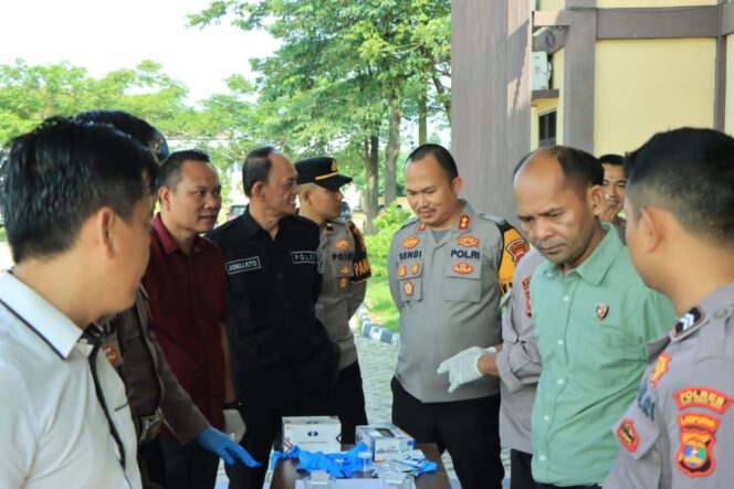 
 Kapolres Awasi Langsung Pemeriksaan Urine Personel, Bukti Keseriusan Polres Tulang Bawang Barat Berantas Narkoba dari Internal