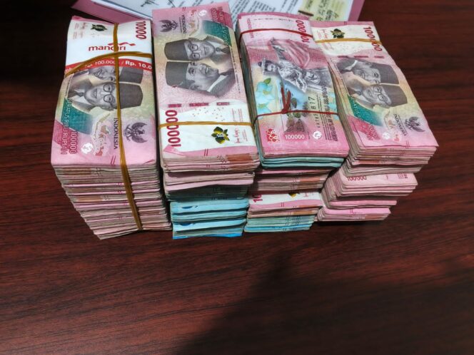 
 Sat Reskrim Polres Tulang Bawang Barat Kembalikan uang 300 juta Kepada Korban dari Hasil kejahatan