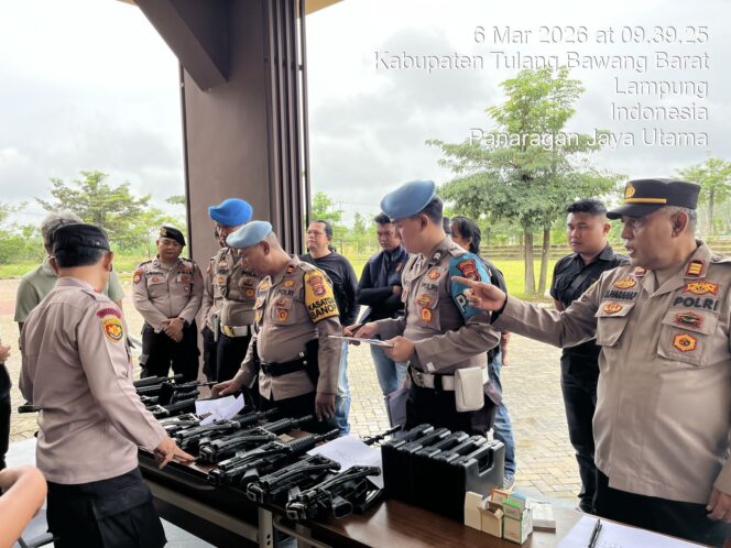 
 Cegah Penyalahgunaan Senpi, Wakapolres Tulang Bawang Barat Cek dan Riksa Langsung Senpi Dinas Inventaris