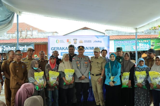 
 Polres Tulang Bawang Barat Lampung Gelar Pasar Murah Serentak, Hadir Untuk Bantu Masyarakat Dapatkan Sembako Terjangkau