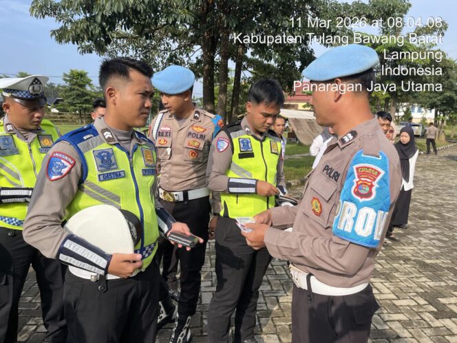 
 Propam Polres Tulang Bawang Barat Gelar Gaktiblin, Cek Sikap Tampang dan Kelengkapan Data Diri Personel