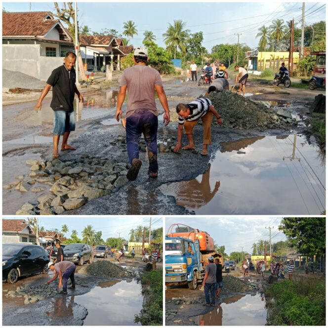 
 Kepalo Tiyuh Penumangan Bersama Masyarakat dan Perangkat Desa Lain nya Bergotong Royong Memperbaiki Jalan Provinsi yang Berlobang Seperti Kolam Renang.